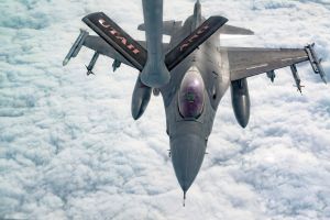 F-16 pilots, KC-135 crews team for mid-air refueling training